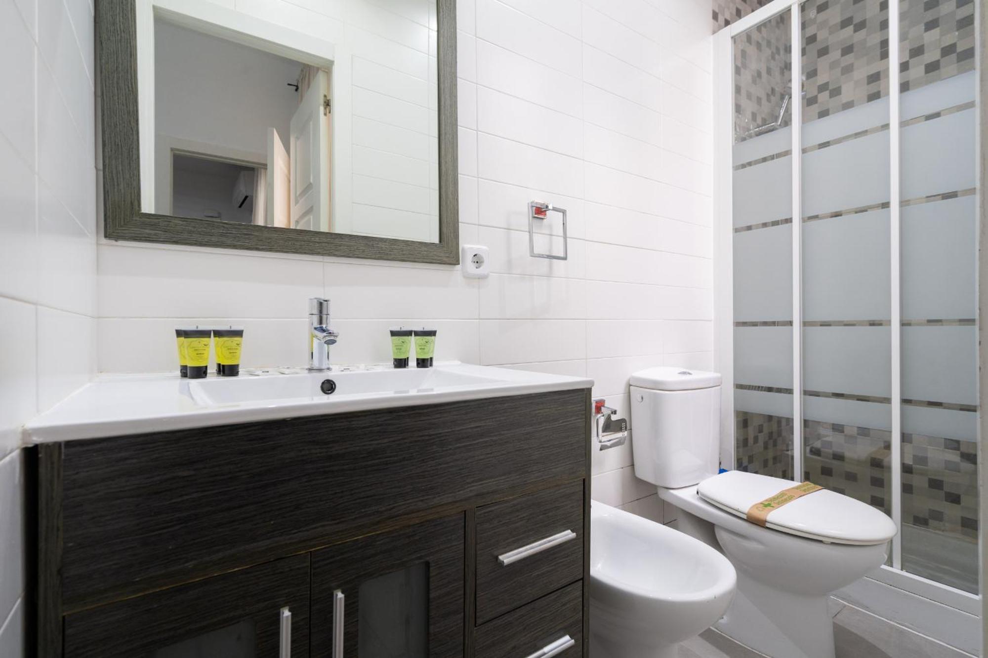 Apartamento En Chueca Para 4 Personas Alquiler Temporal Madrid Exterior foto